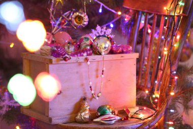 Mail order bir kutu Noel oyuncaklar