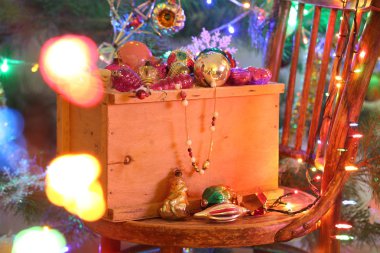 Mail order bir kutu Noel oyuncaklar