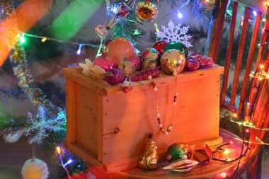 Mail order bir kutu Noel oyuncaklar