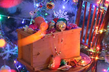 Mail order bir kutu Noel oyuncaklar