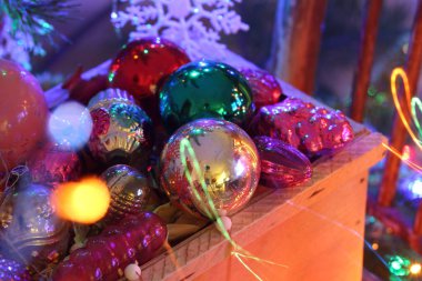 Mail order bir kutu Noel oyuncaklar