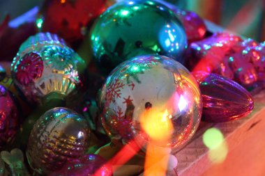 Mail order bir kutu Noel oyuncaklar