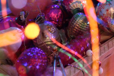 Mail order bir kutu Noel oyuncaklar