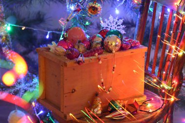 Mail order bir kutu Noel oyuncaklar