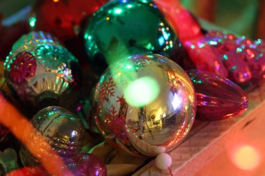 Mail order bir kutu Noel oyuncaklar