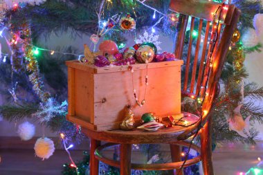 Mail order bir kutu Noel oyuncaklar