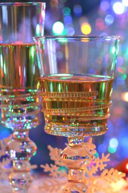 Şampanya şenlikli masaya şeffaf gözlük