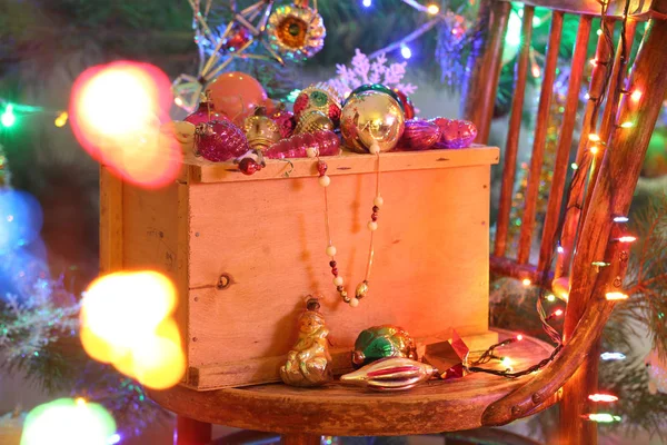 Mail order bir kutu Noel oyuncaklar