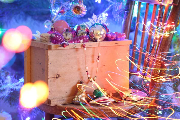 Заказать по почте коробку рождественских игрушек — стоковое фото