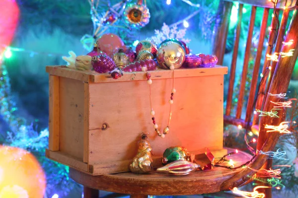 Mail order bir kutu Noel oyuncaklar