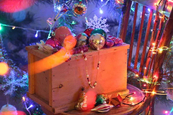 Mail order bir kutu Noel oyuncaklar