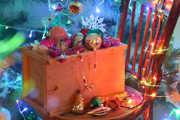 Versandhandel eine Schachtel Weihnachtsspielzeug — Stockfoto