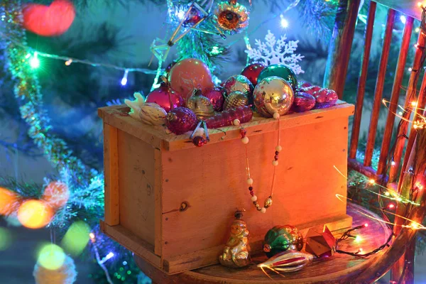 Wysyłkowej pudełko świąteczne zabawki — Zdjęcie stockowe