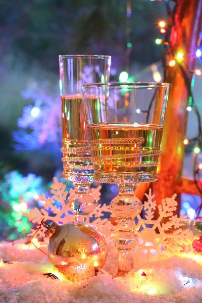 Şampanya şenlikli masaya şeffaf gözlük