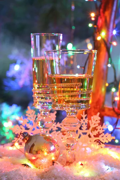 Şampanya şenlikli masaya şeffaf gözlük