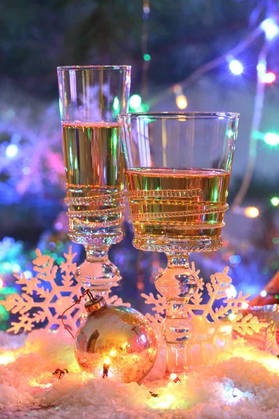 Champagner in durchsichtigen Gläsern auf der Festtafel — Stockfoto