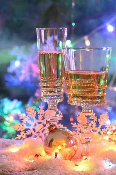 Şampanya şenlikli masaya şeffaf gözlük