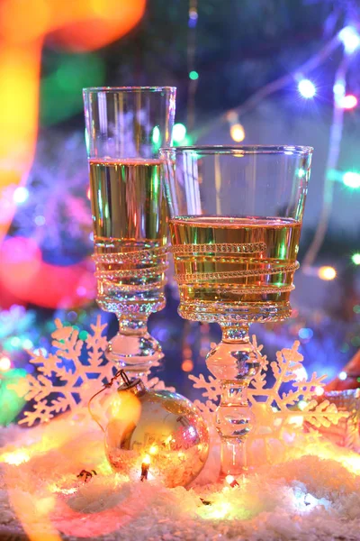 Şampanya şenlikli masaya şeffaf gözlük