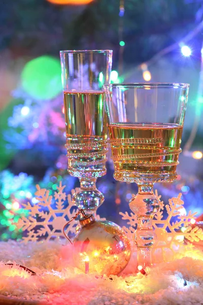 Şampanya şenlikli masaya şeffaf gözlük