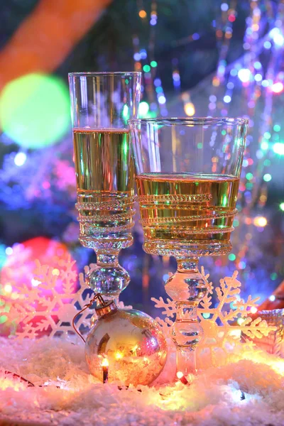 Şampanya şenlikli masaya şeffaf gözlük