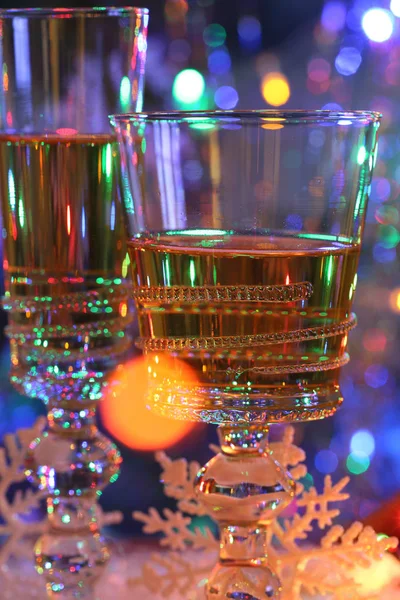 Şampanya şenlikli masaya şeffaf gözlük