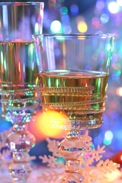 Şampanya şenlikli masaya şeffaf gözlük