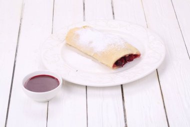 Strudel kiraz ve Apple ile