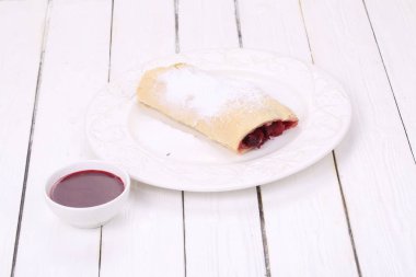 Strudel kiraz ve Apple ile