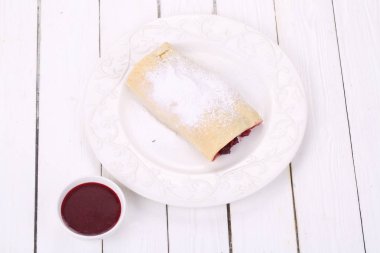 Strudel kiraz ve Apple ile