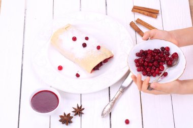 Çocuk el turta ile dekore edilmiştir.