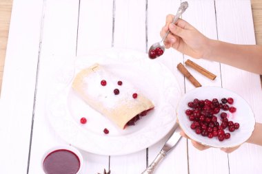 Çocuk el turta ile dekore edilmiştir.