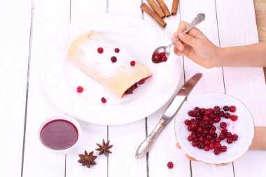 Çocuk el turta ile dekore edilmiştir.