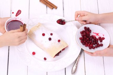 Çocuk el turta ile dekore edilmiştir.
