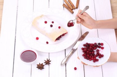 Çocuk el turta ile dekore edilmiştir.