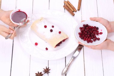 Çocuk el turta ile dekore edilmiştir.