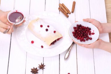 Çocuk el turta ile dekore edilmiştir.