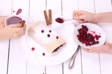 Çocuk el turta ile dekore edilmiştir.