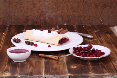 Strudel kiraz ve Apple ile