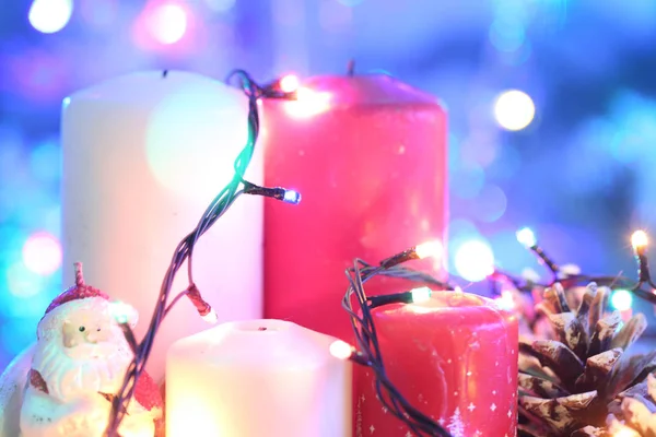 촛불, 전나무 콘 및 화 환 — 스톡 사진