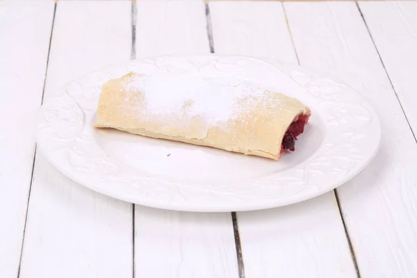 Strudel con cerezas y manzana — Foto de Stock