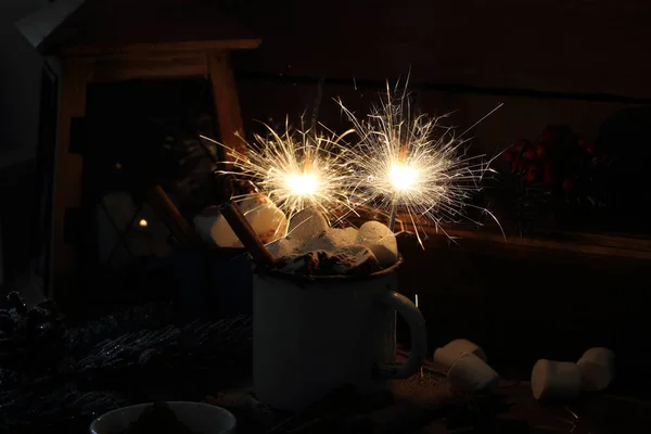 Marshmallow com chocolate quente e sparklers — Fotografia de Stock
