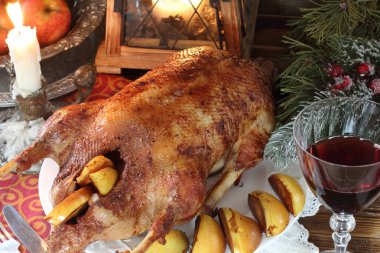 Ayva ve elma ve bir kadeh kırmızı şarap ile kızartma kaz