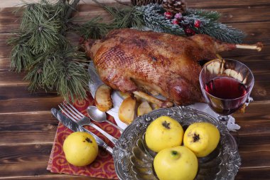 Kızartma kaz Noel masa ve bir kadeh kırmızı şarap