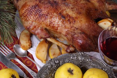 Kızartma kaz Noel masa ve bir kadeh kırmızı şarap