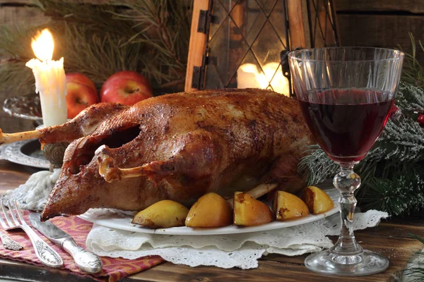 Ayva ve elma ve bir kadeh kırmızı şarap ile kızartma kaz