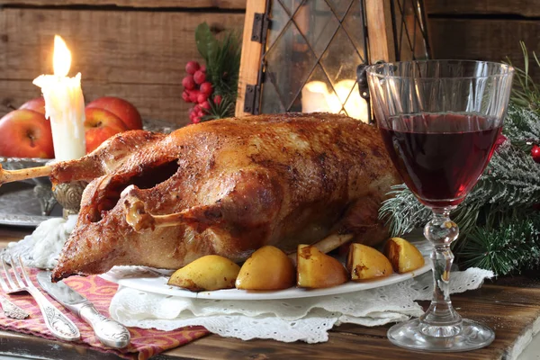 Roast Goose with quince and apples and a glass of red wine — Stock Photo, Image