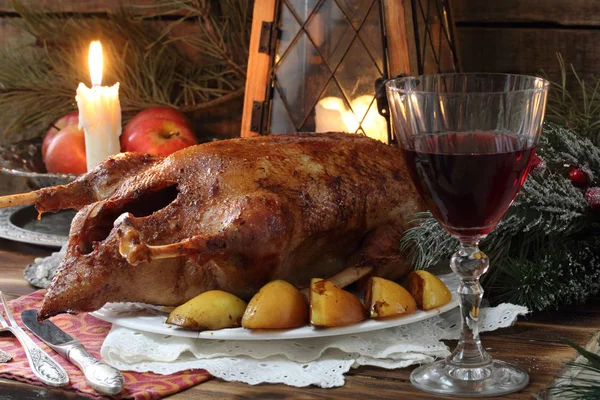 Roast Goose with quince and apples and a glass of red wine — Stock Photo, Image