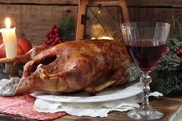 Ayva ve elma ve bir kadeh kırmızı şarap ile kızartma kaz