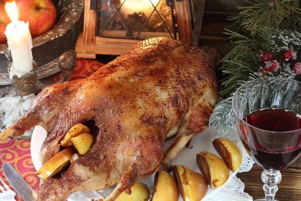 Ayva ve elma ve bir kadeh kırmızı şarap ile kızartma kaz