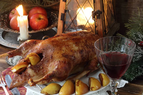 Ayva ve elma ve bir kadeh kırmızı şarap ile kızartma kaz